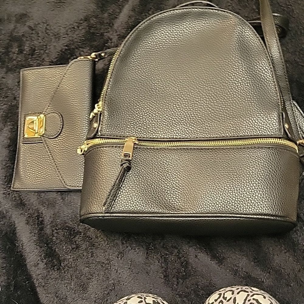 New without tags no brand black leather backpack with wristlet